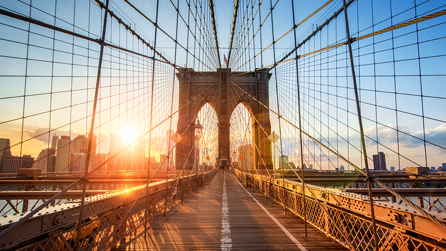cảnh hoàng hôn nhìn qua cầu Brooklyn
