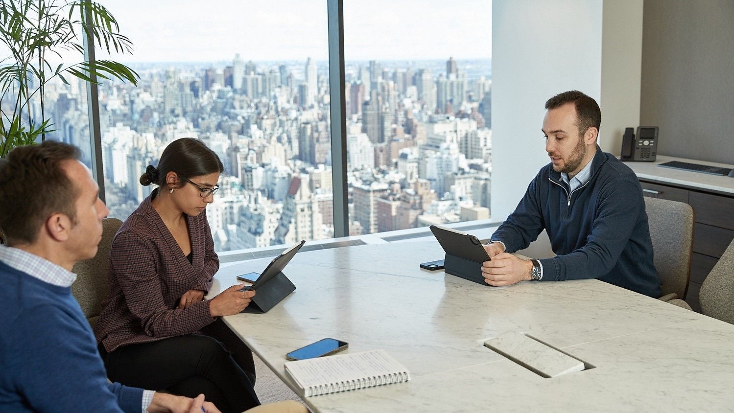 Đồng nghiệp làm việc với khung cảnh Thành phố New York