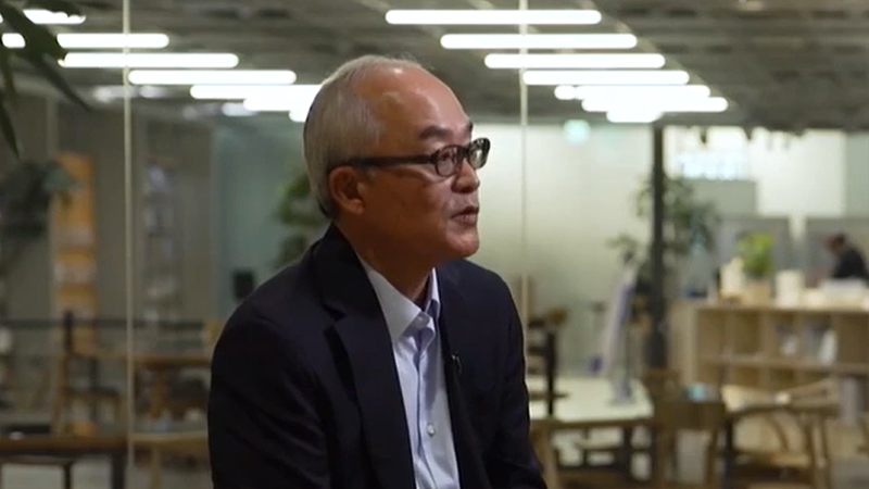 Hiroki Totoki, Giám đốc điều hành của Sony, phát biểu trong cuộc phỏng vấn trong bối cảnh văn phòng hiện đại, thảo luận về chiến lược vốn dài hạn, tín dụng tư nhân và cách các giải pháp vốn đa dạng hỗ trợ chuyển đổi doanh nghiệp.
