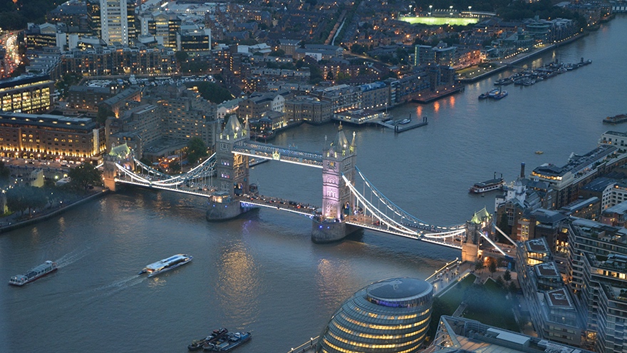 Chế độ xem ban đêm của Tower Bridge làm nổi bật văn phòng London của Apollo và phạm vi tiếp cận toàn cầu trong lĩnh vực quản lý tài sản và vốn cổ phần tư nhân.
