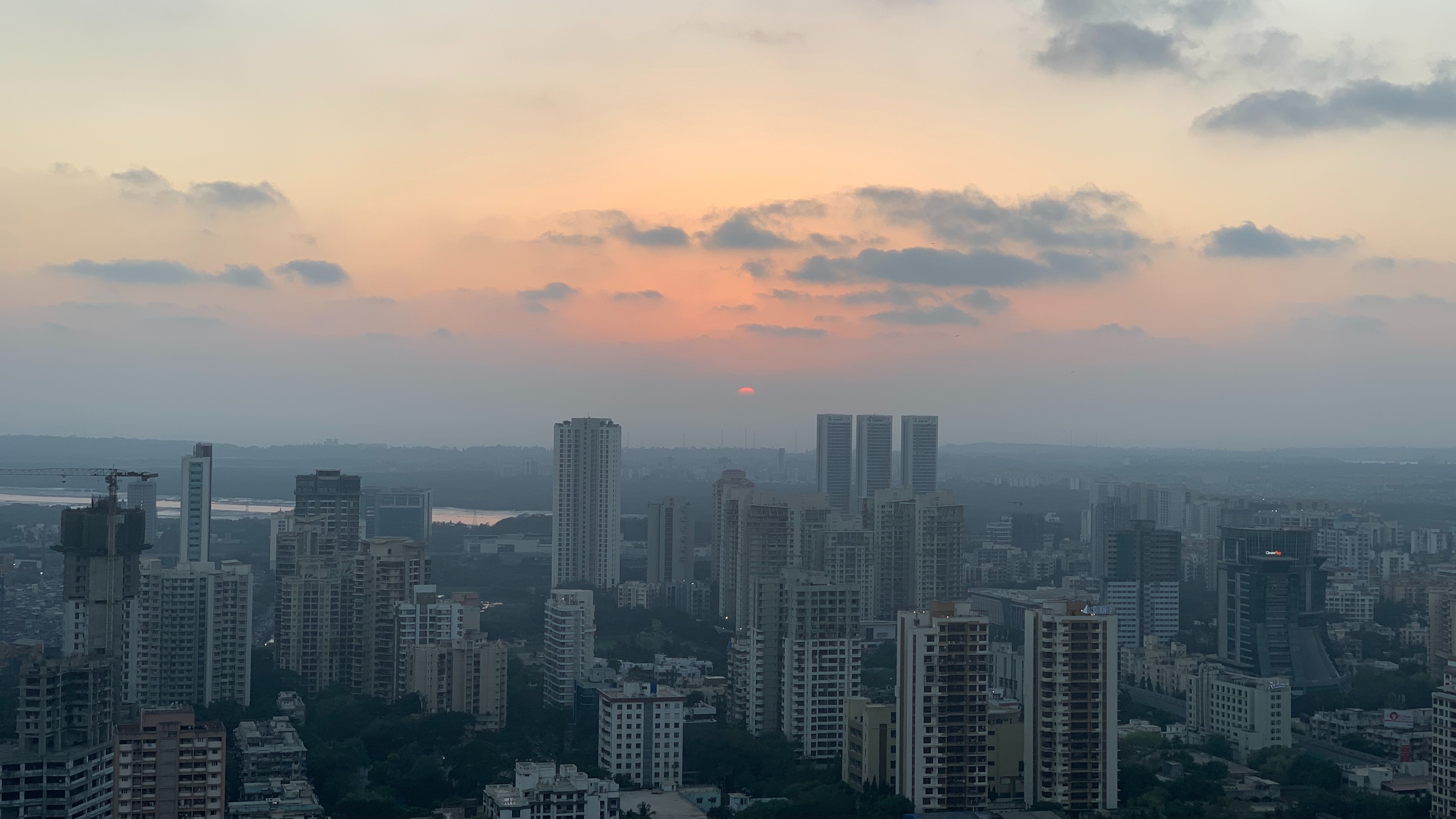 Chế độ xem góc rộng của đường chân trời Mumbai vào lúc hoàng hôn làm nổi bật vai trò của thành phố trong việc mở rộng khu vực của Apollo và các cơ hội thị trường vốn chiến lược ở Ấn Độ.